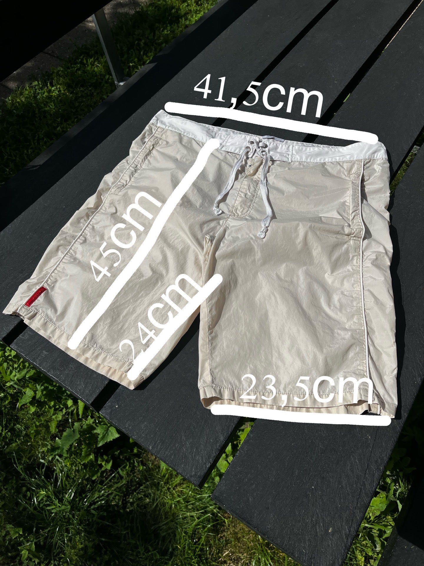 Brugte Used Vintage shorts fra Prada i beige size 48 (S)