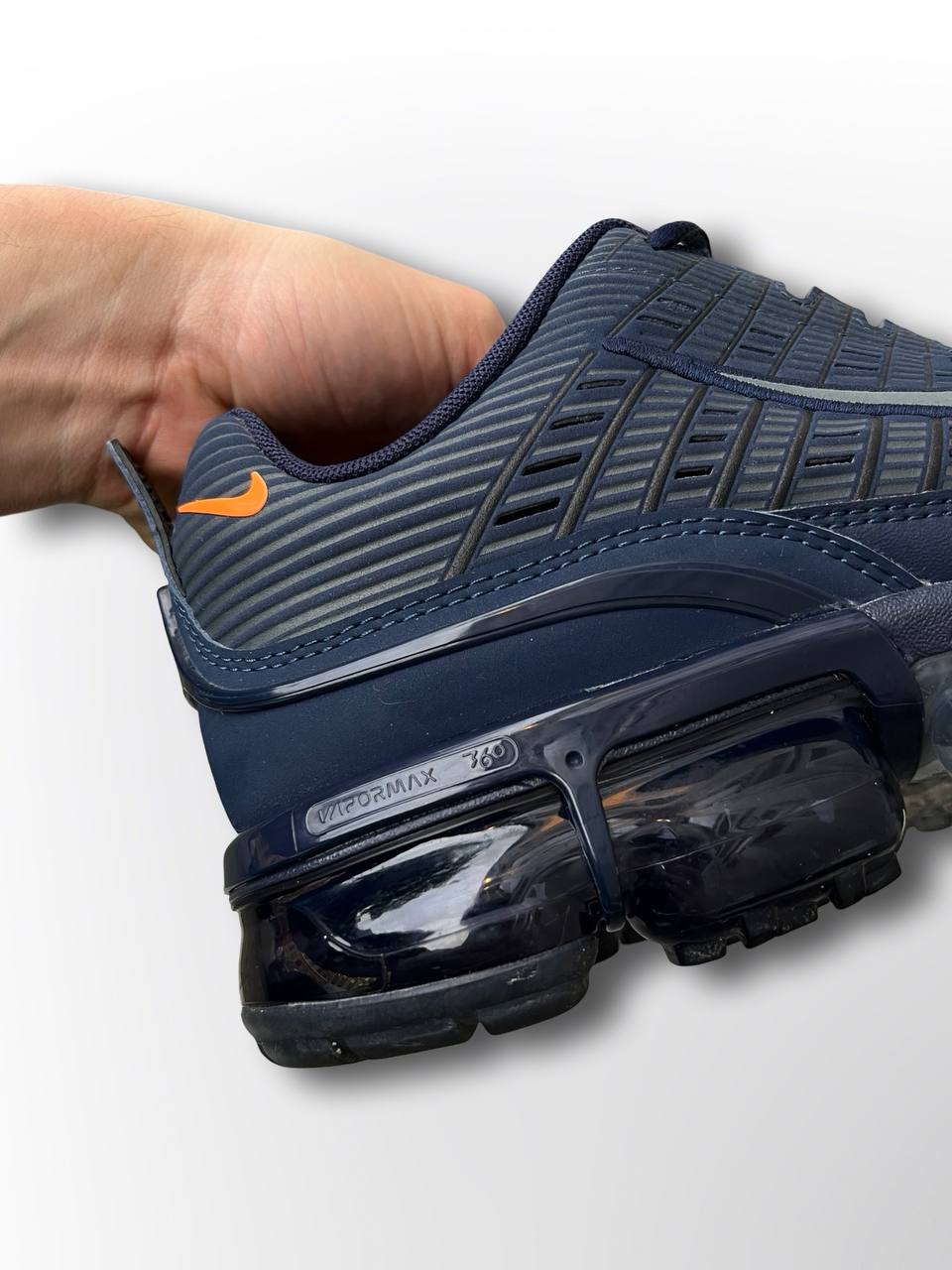 Som nye Nike Vapor Max i 44,5 i mørkeblå med selvlysende logo og detaljer