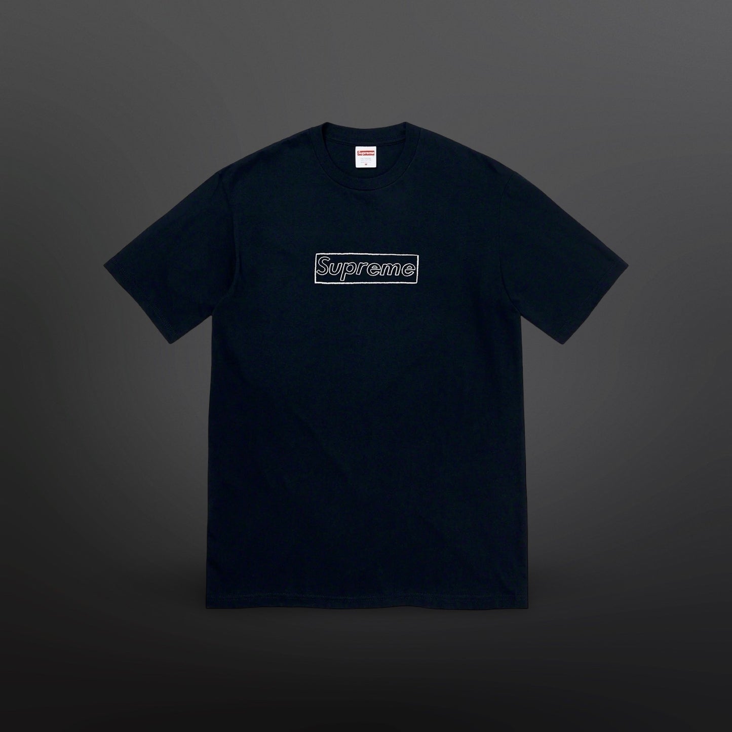 Supreme KAWS Chalk Logo Tee – sort M Medium