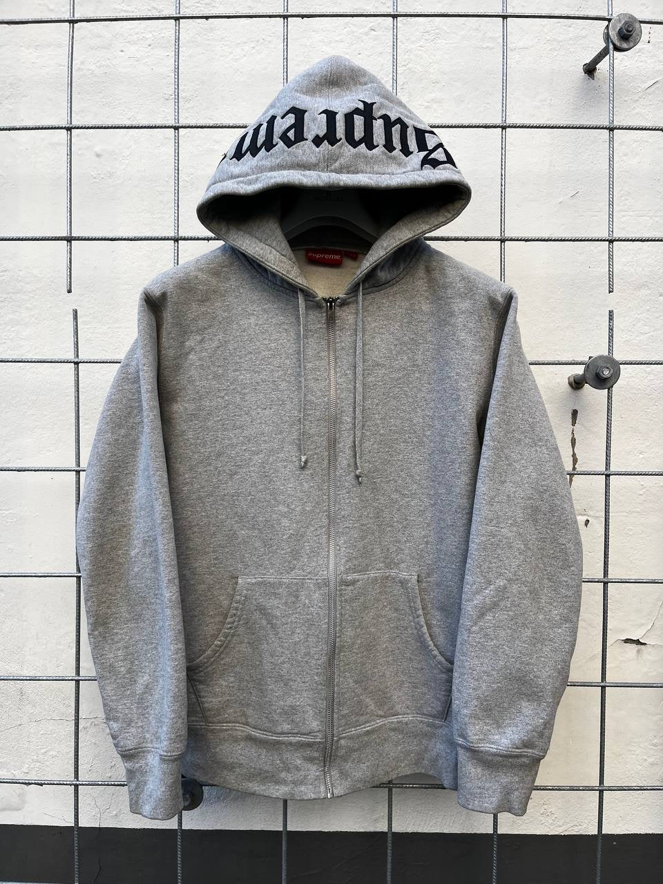 Supreme Old English Zip Up Hoodie Hættetrøje med Lynlås i Grå L large