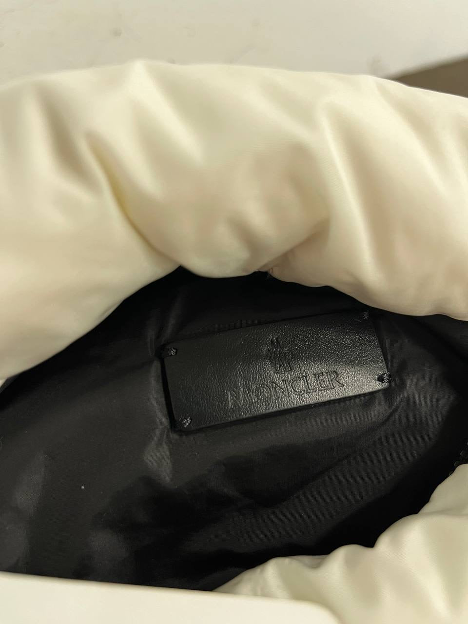 Moncler Down Belt Bag i Hvid Brugt som ny