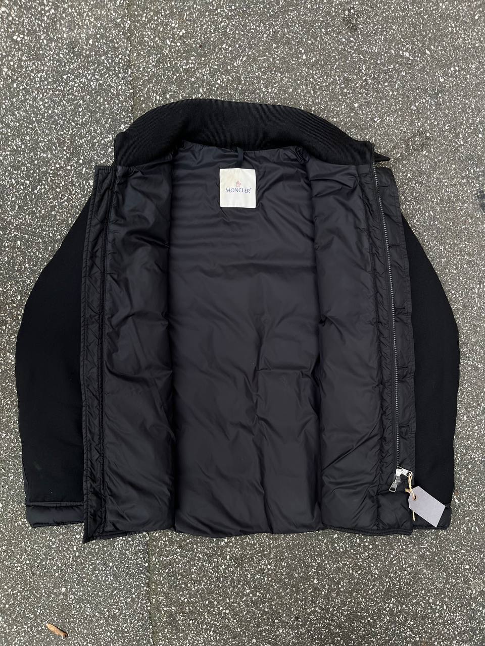 Brugt Moncler vinterjakke i sort med sort logo i størrelse L large (4) sidder godt på M medium