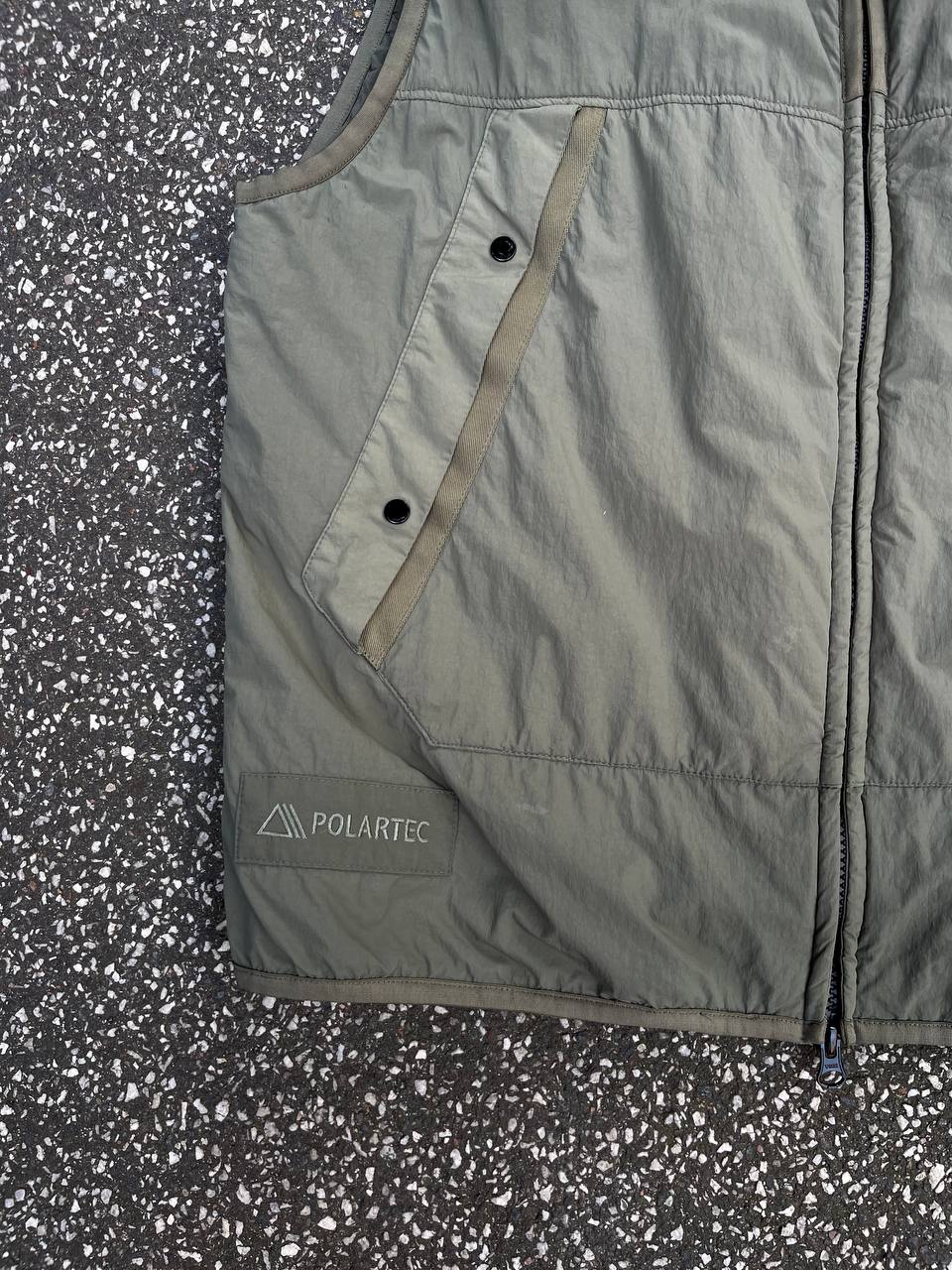 C.P. Company vest i khaki olive grøn frave i L large 50 med Polartec teknologi insulation