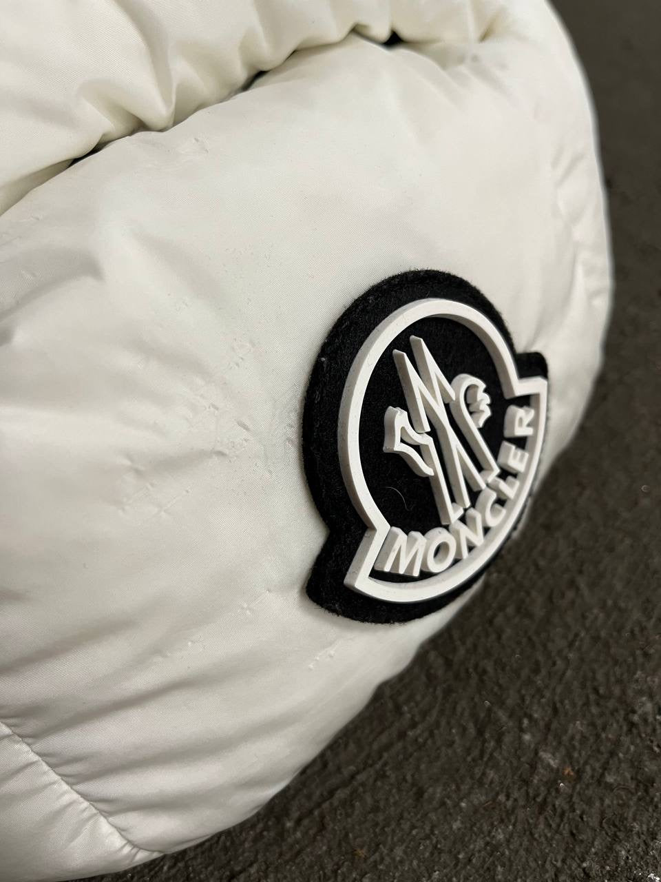 Moncler Down Belt Bag i Hvid Brugt som ny