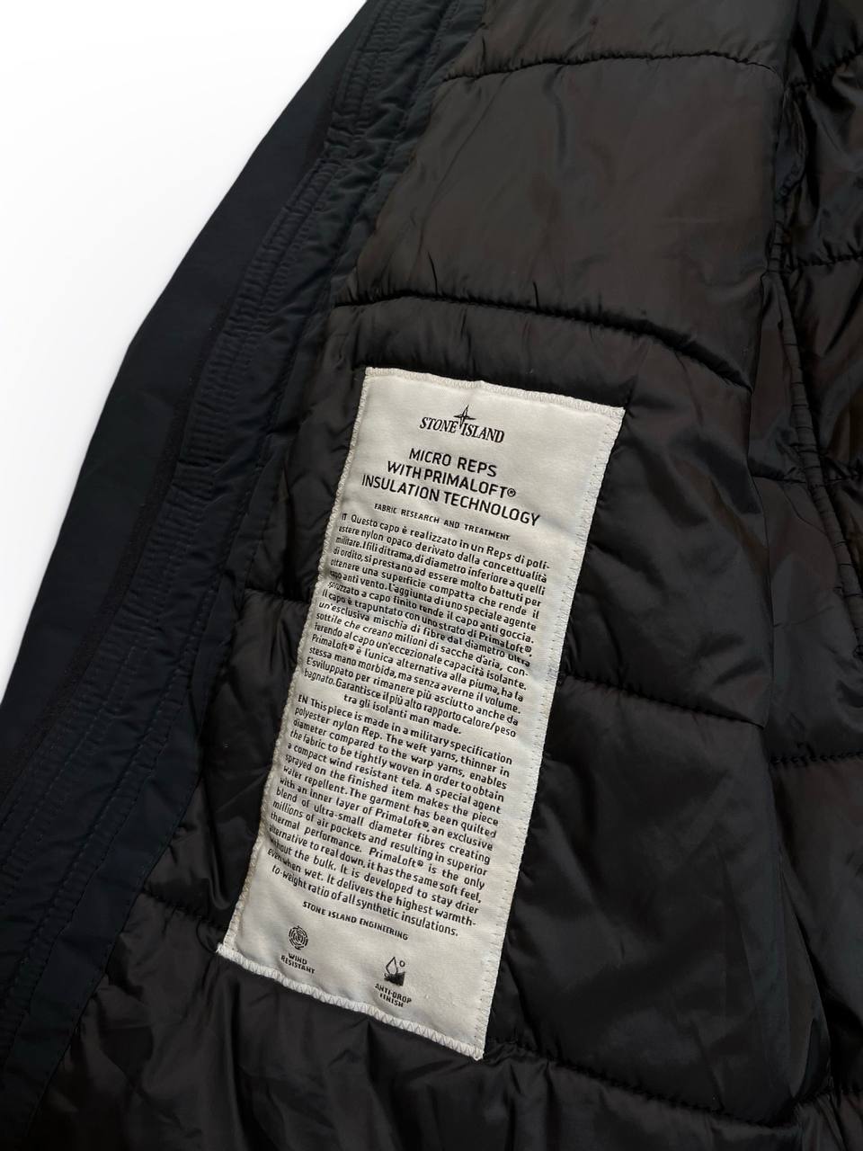 Brugt Vinterjakke Vinterfrakke Stone Island Micro Reps
With Primaloft®
Insulation Technology i mørkeblå M medium mænd.