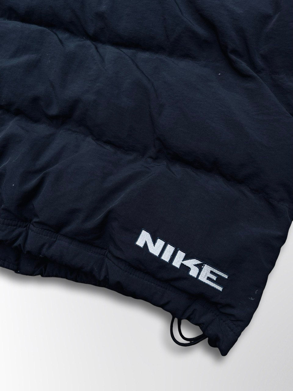 Brugt Used Vintage Nike vinter jacket puffer L large i sort med elastik i bunden og med hætten
