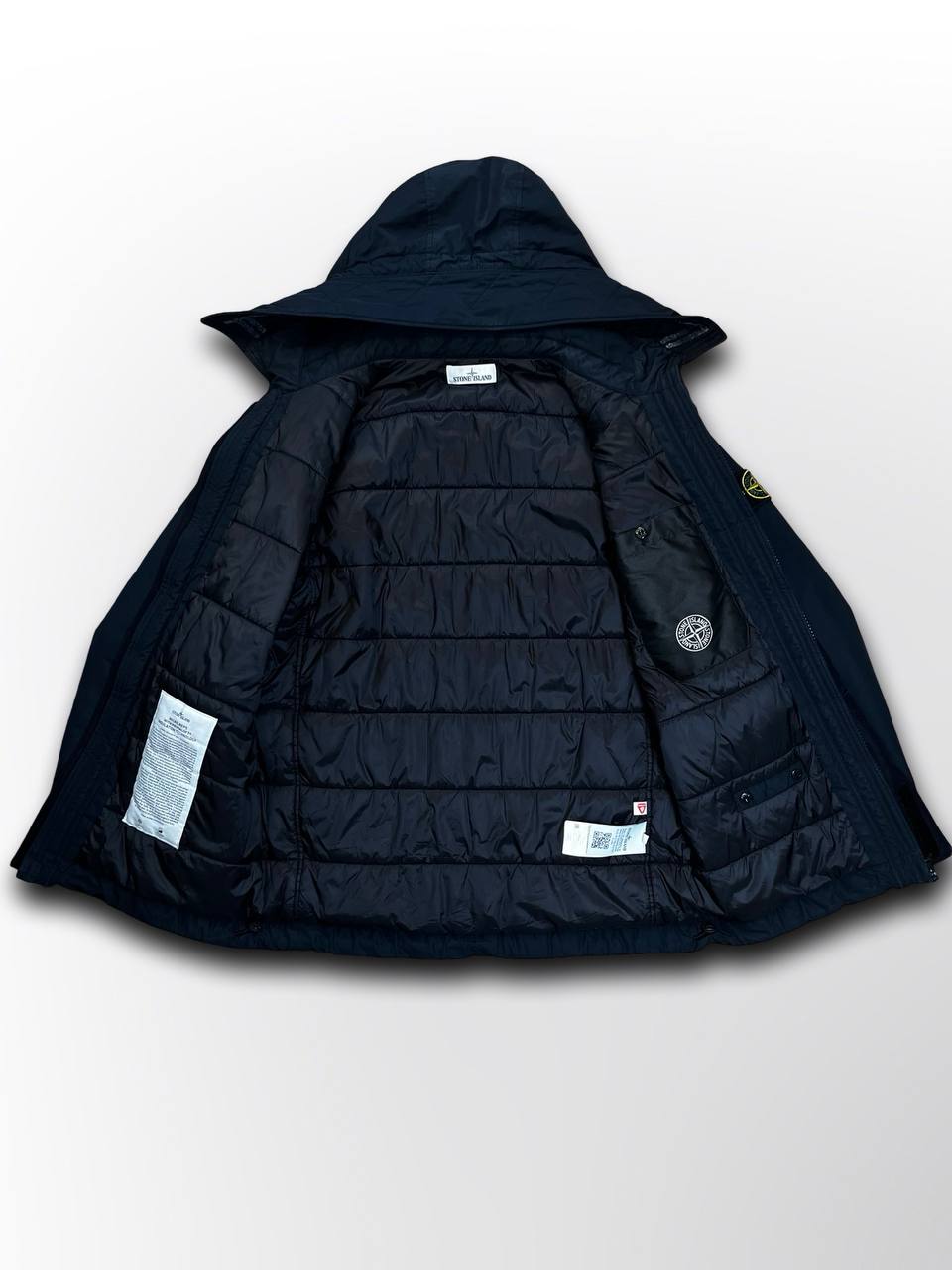 Brugt Vinterjakke Vinterfrakke Stone Island Micro Reps
With Primaloft®
Insulation Technology i mørkeblå M medium mænd.