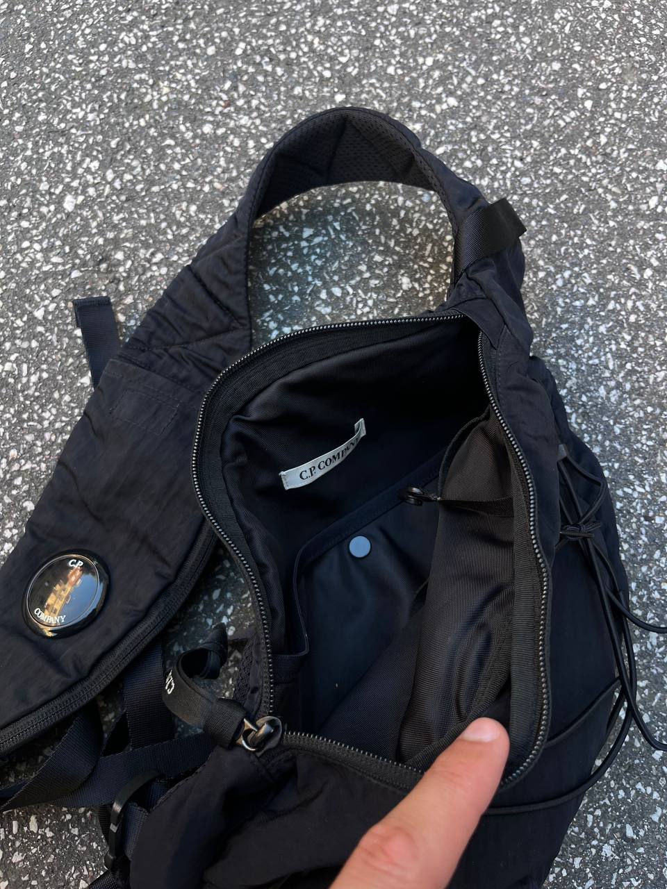 Skuldertaske sling bag fra C.P.Company i sort med linse