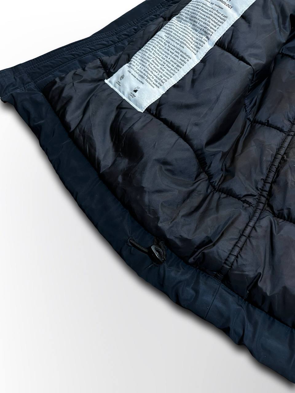 Brugt Vinterjakke Vinterfrakke Stone Island Micro Reps
With Primaloft®
Insulation Technology i mørkeblå M medium mænd.