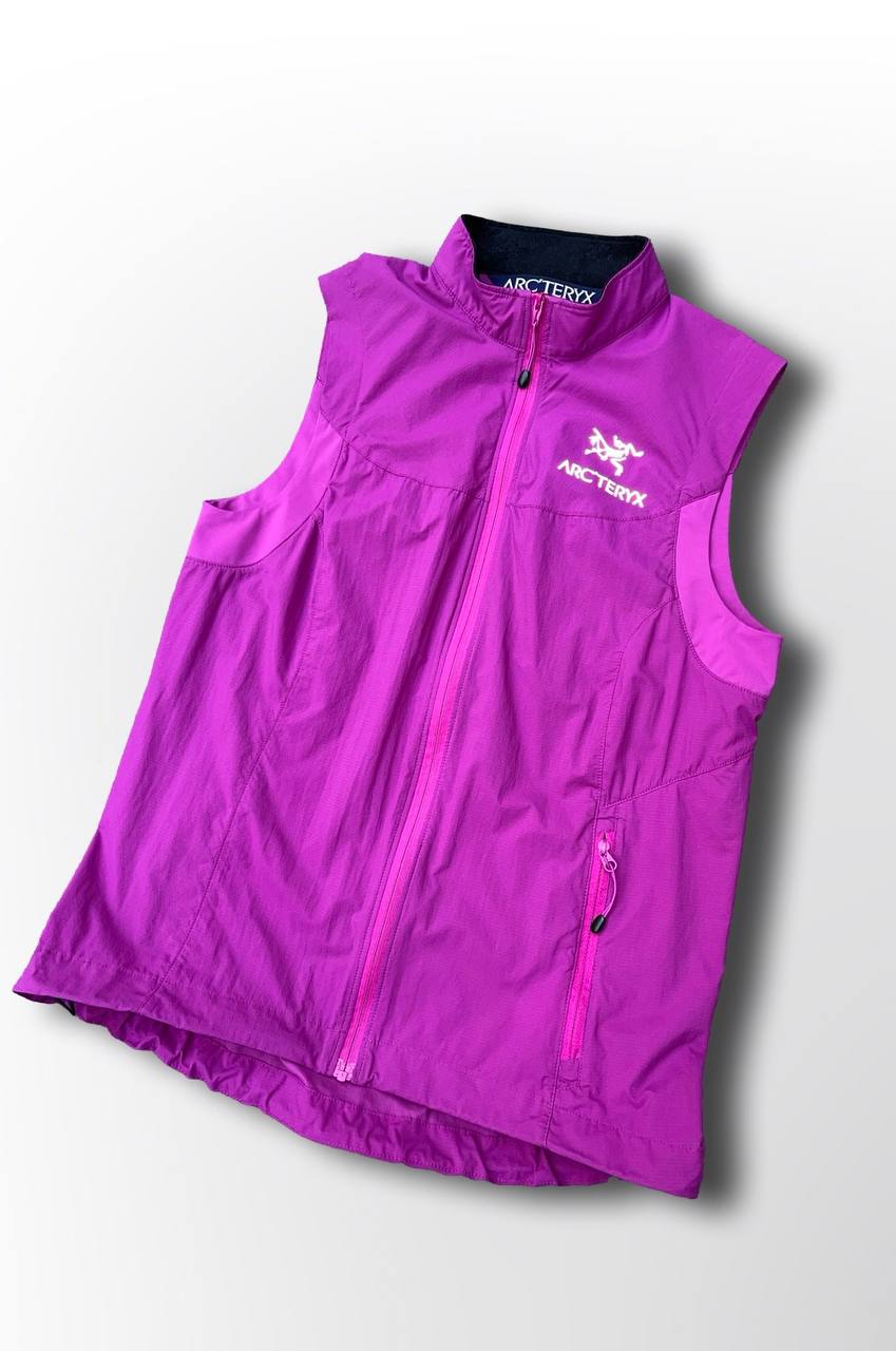 Brugt Used Vindtæt regntæt vest Arc’teryx arcteryx i lilla S small med selvlysende logoer og elastik