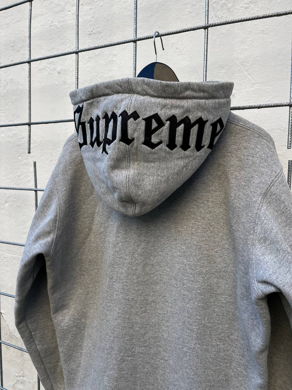 Supreme Old English Zip Up Hoodie Hættetrøje med Lynlås i Grå L large