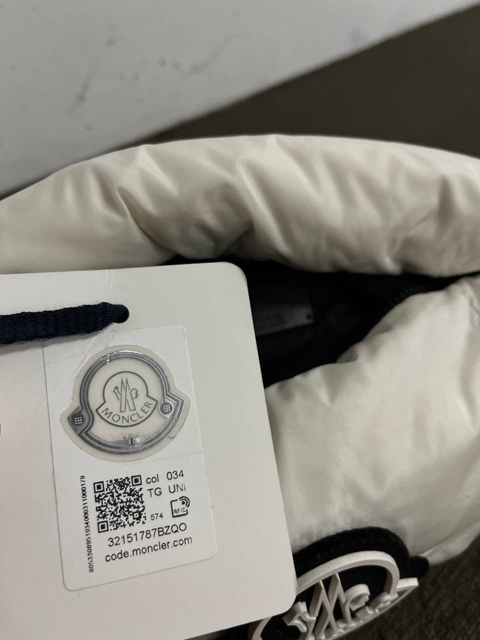 Moncler Down Belt Bag i Hvid Brugt som ny