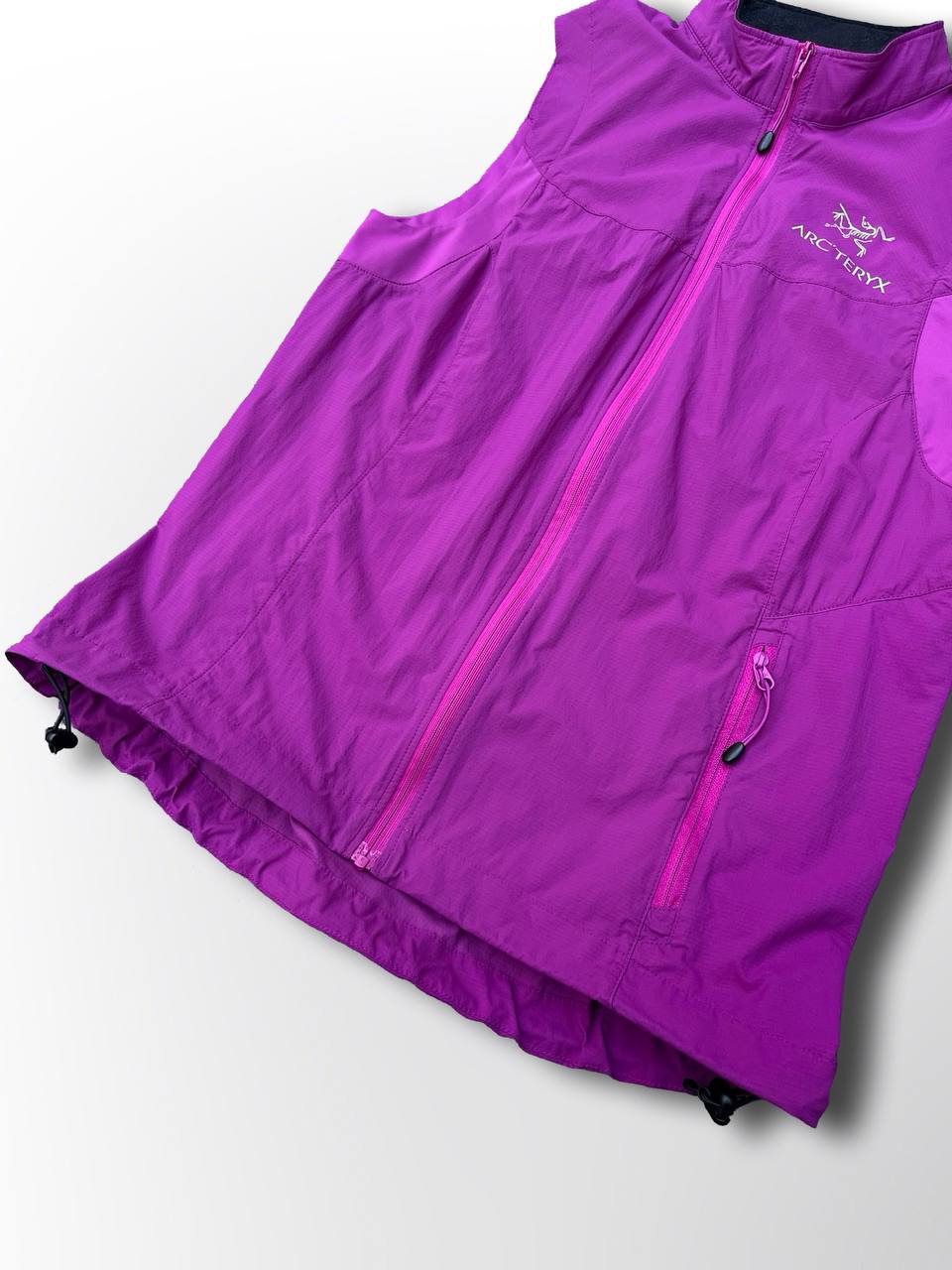 Brugt Used Vindtæt regntæt vest Arc’teryx arcteryx i lilla S small med selvlysende logoer og elastik