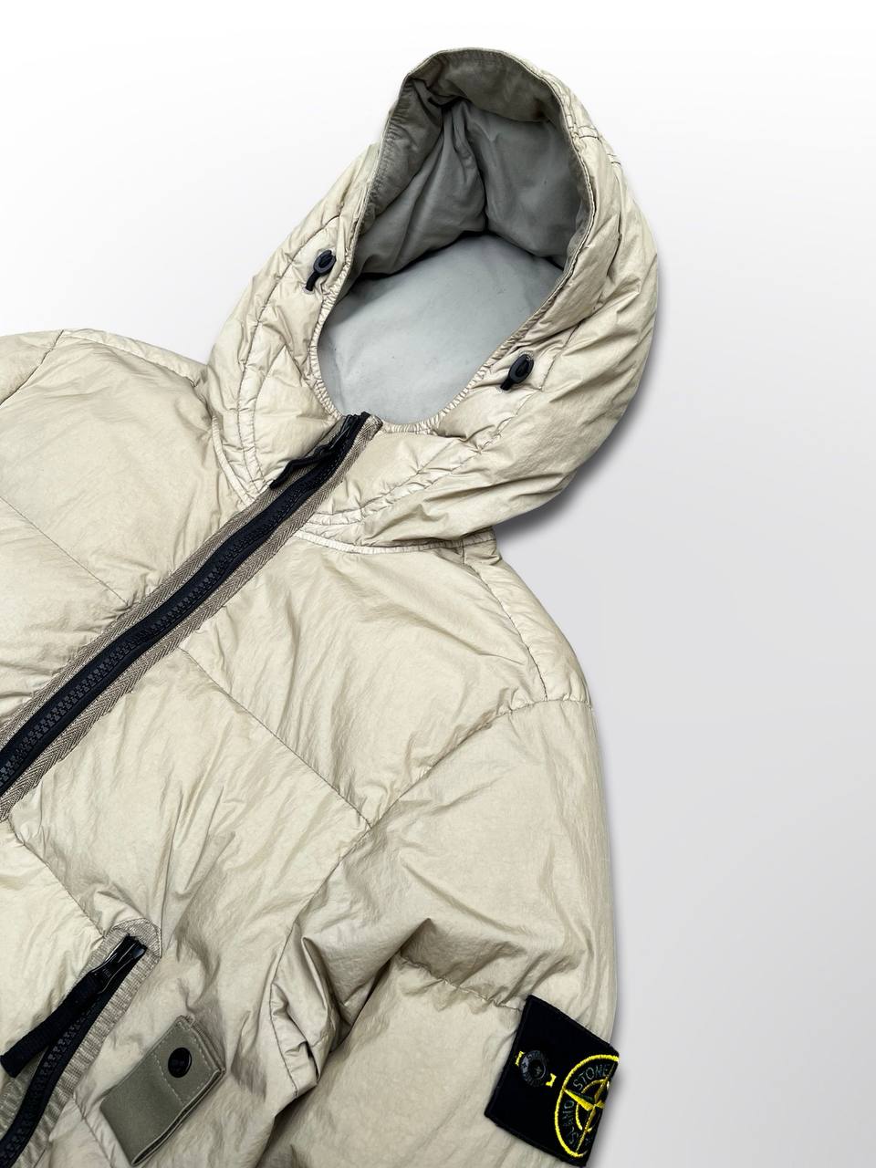 Brugt Varm Vinterjakke Stone Island Dunjakke Garment Dyed
Crinkle Reps Ny Down S Small i Beige Cream-Farve