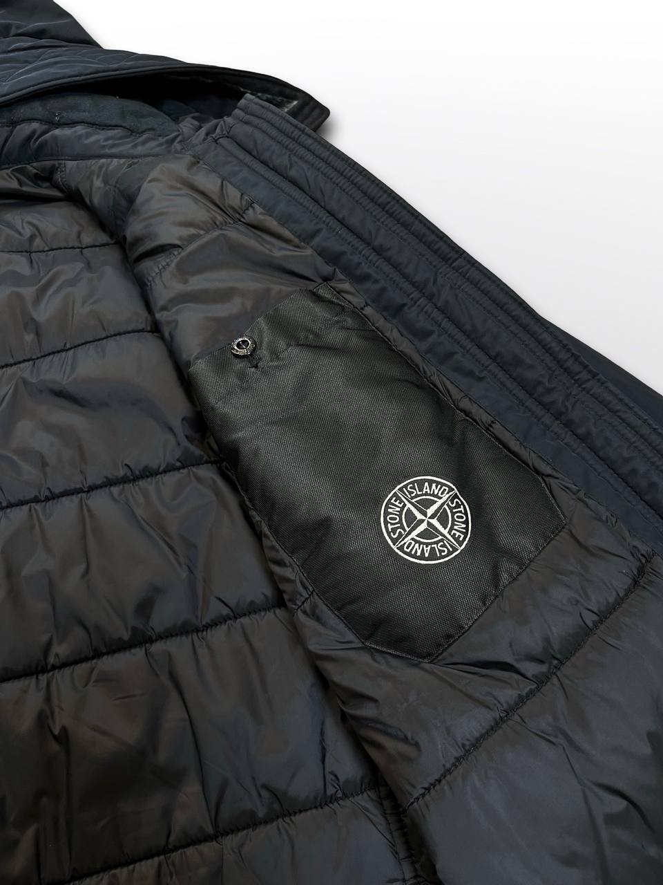 Brugt Vinterjakke Vinterfrakke Stone Island Micro Reps
With Primaloft®
Insulation Technology i mørkeblå M medium mænd.