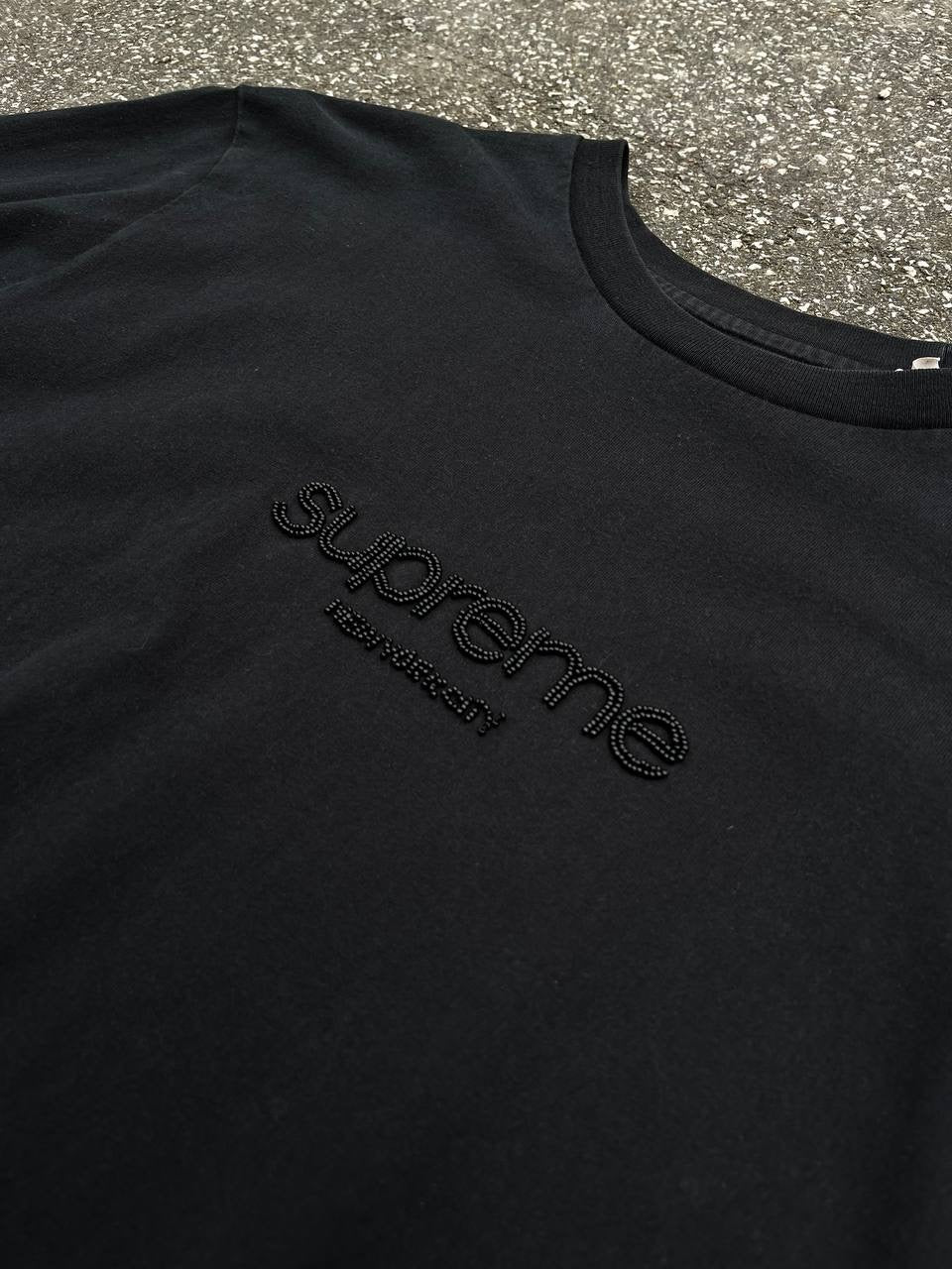 Supreme T-shirt Tee Beaded Logo i Large L herre Sort Black Used Brugt