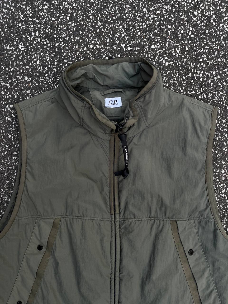 C.P. Company vest i khaki olive grøn frave i L large 50 med Polartec teknologi insulation