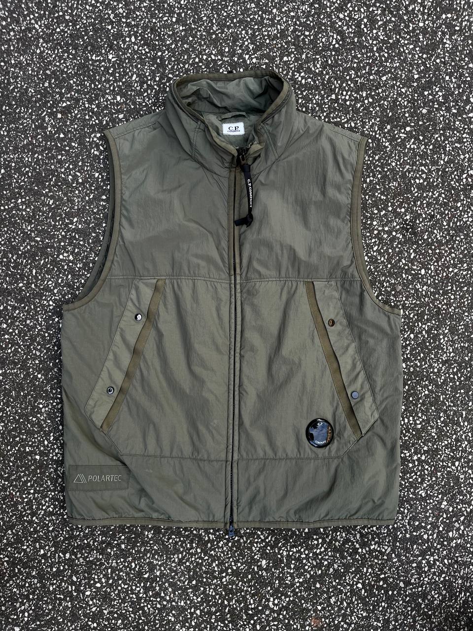 C.P. Company vest i khaki olive grøn frave i L large 50 med Polartec teknologi insulation
