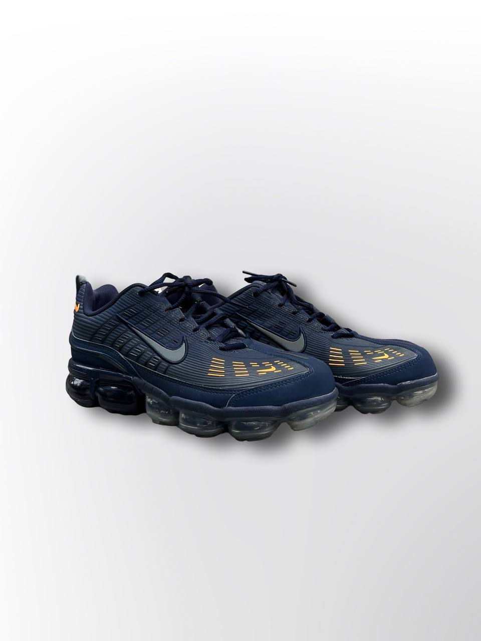 Som nye Nike Vapor Max i 44,5 i mørkeblå med selvlysende logo og detaljer