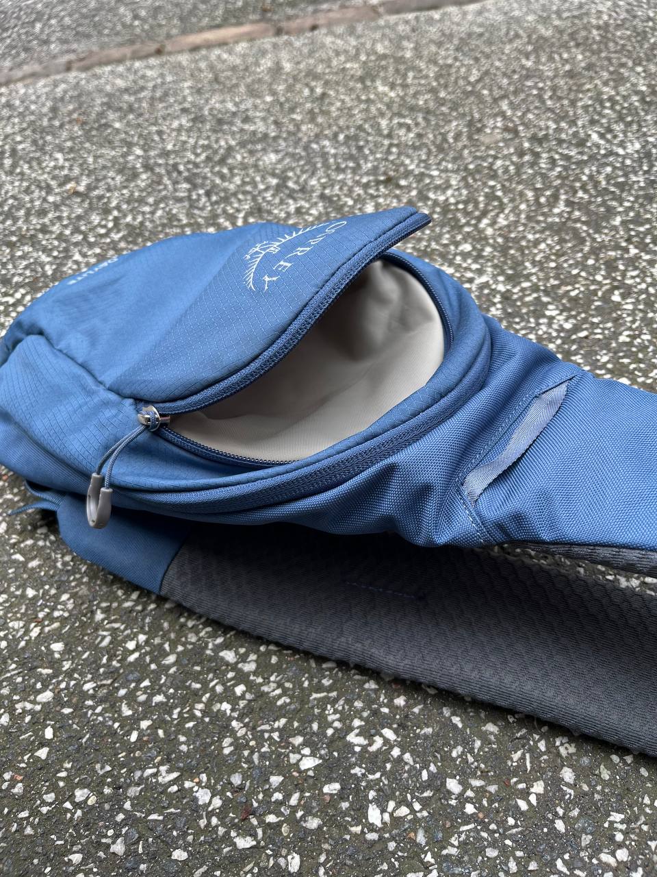 Sling bag osprey daylite i blå