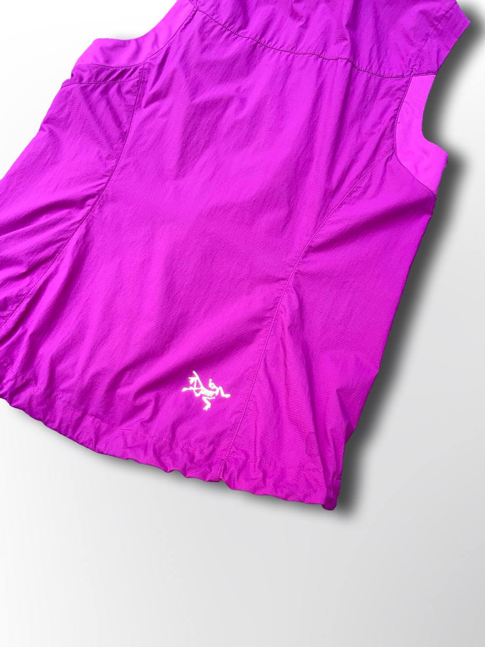 Brugt Used Vindtæt regntæt vest Arc’teryx arcteryx i lilla S small med selvlysende logoer og elastik