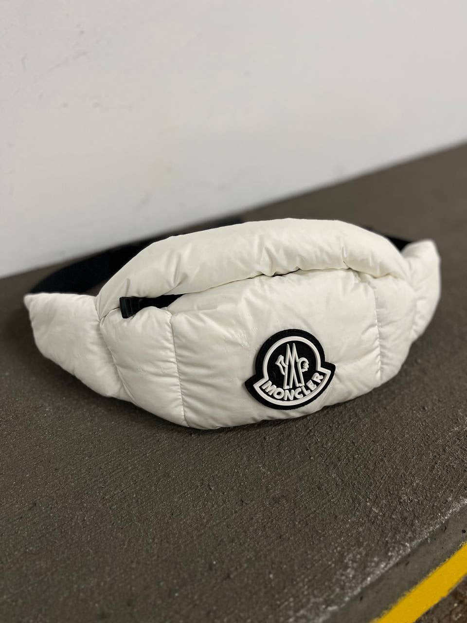 Moncler Down Belt Bag i Hvid Brugt som ny