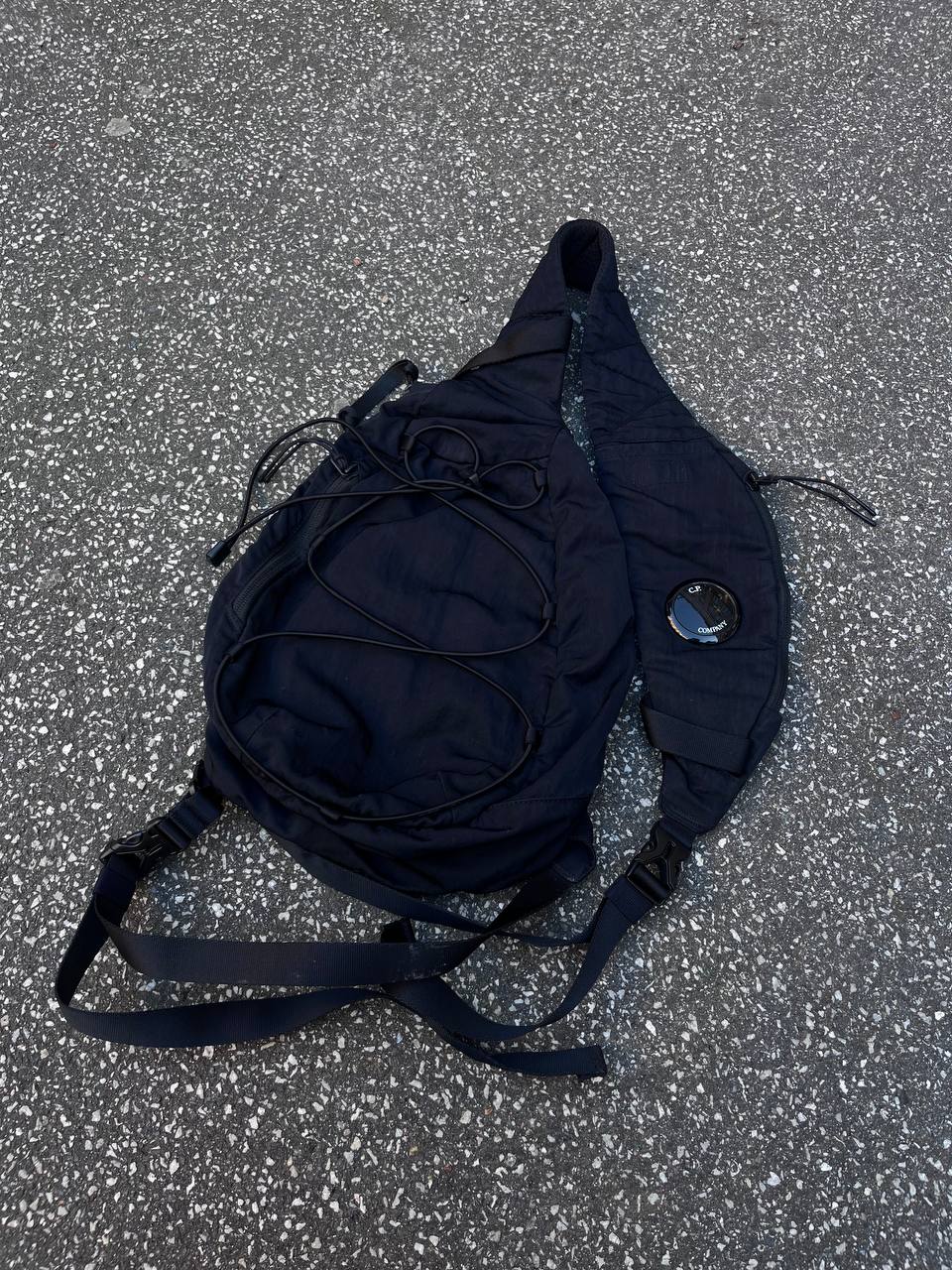 Skuldertaske sling bag fra C.P.Company i sort med linse