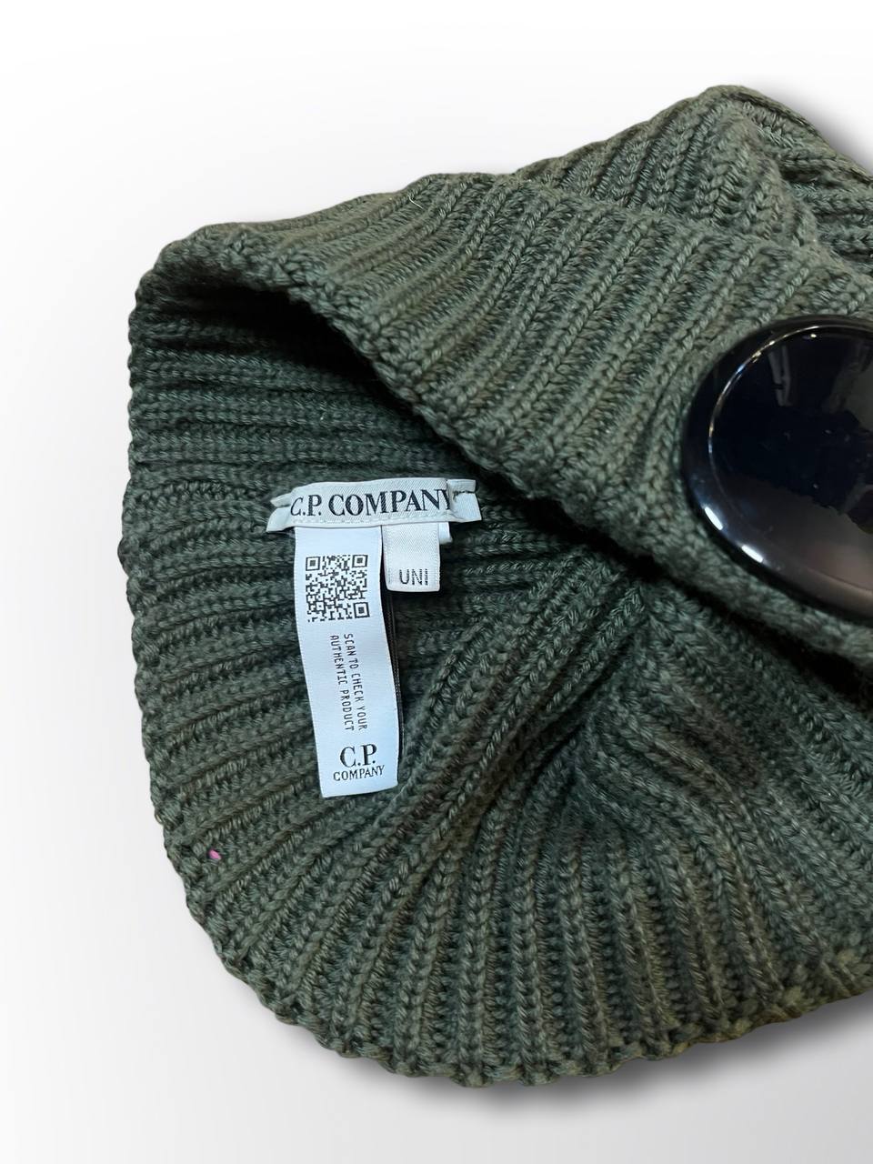 Hue Hat fra C.P. Company med briller i grøn khaki eller militær farve one size