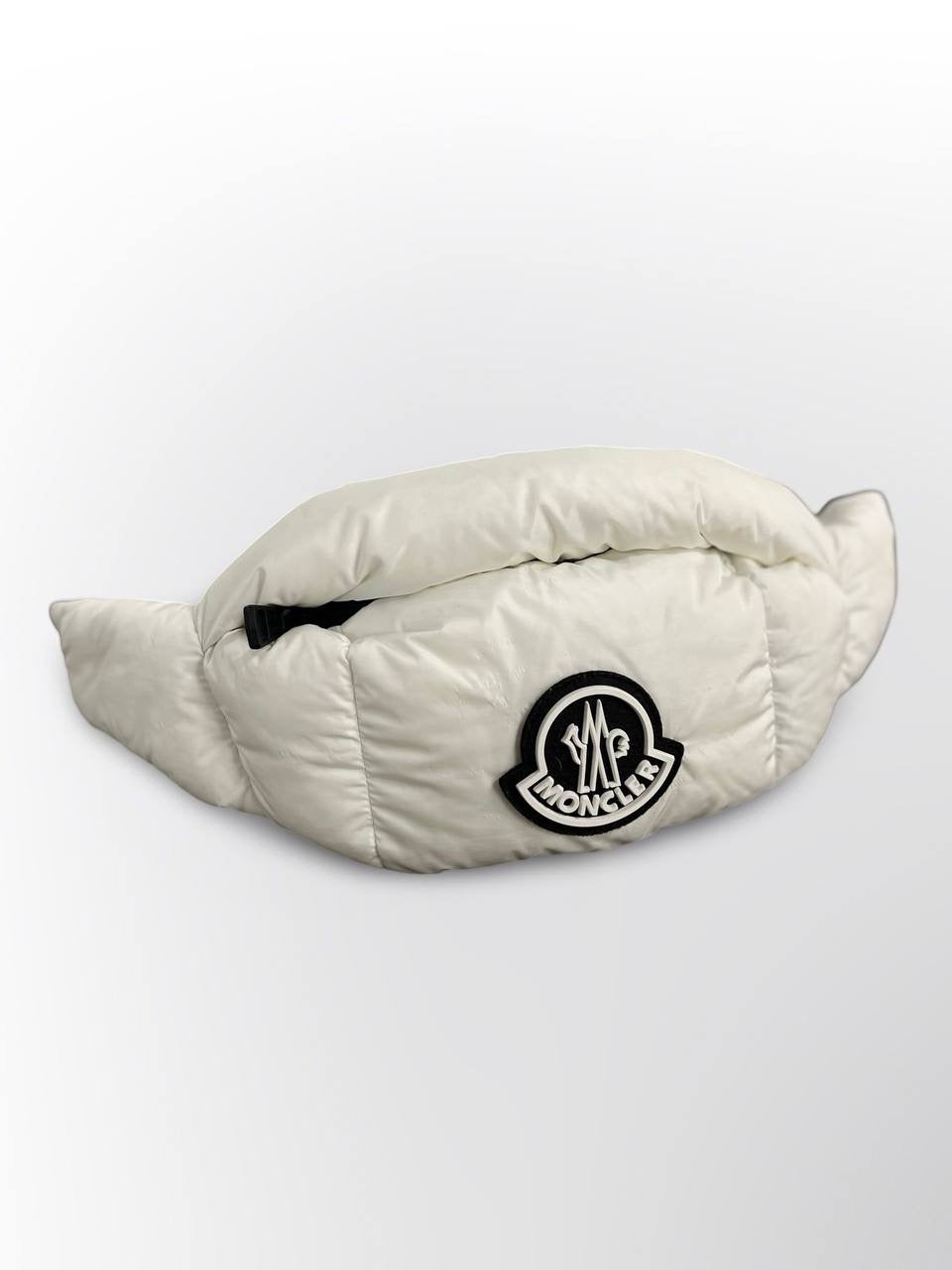 Moncler Down Belt Bag i Hvid Brugt som ny