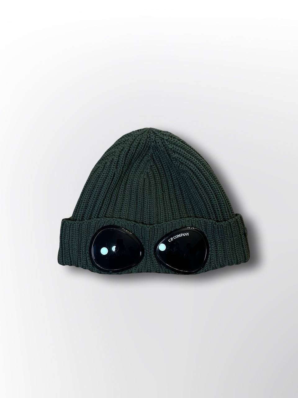 Hue Hat fra C.P. Company med briller i grøn khaki eller militær farve one size