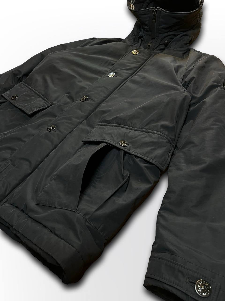 Brugt Vinterjakke Vinterfrakke Stone Island Micro Reps
With Primaloft®
Insulation Technology i mørkeblå M medium mænd.