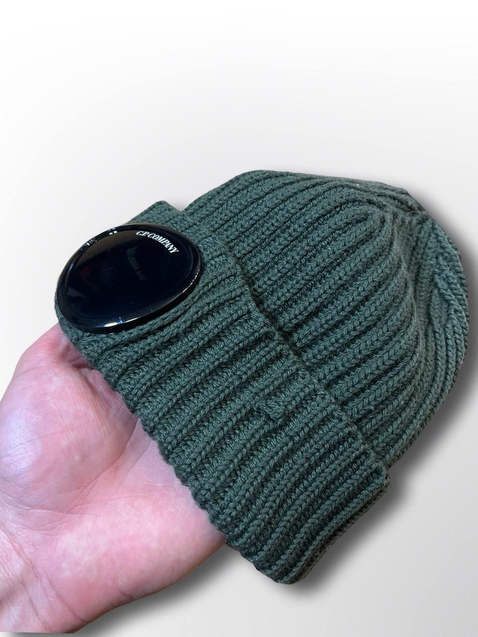 Hue Hat fra C.P. Company med briller i grøn khaki eller militær farve one size