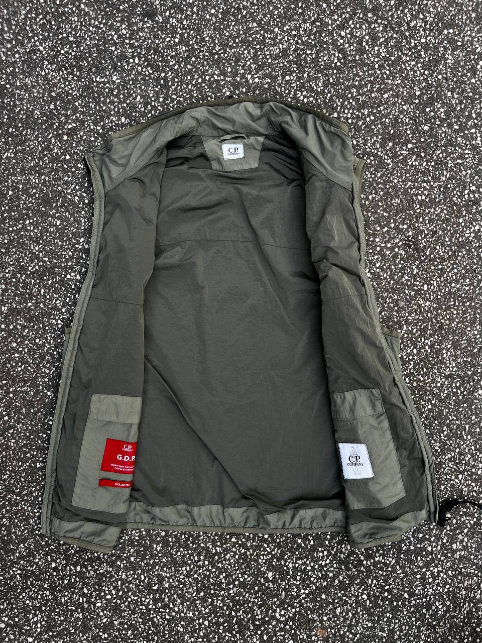 C.P. Company vest i khaki olive grøn frave i L large 50 med Polartec teknologi insulation