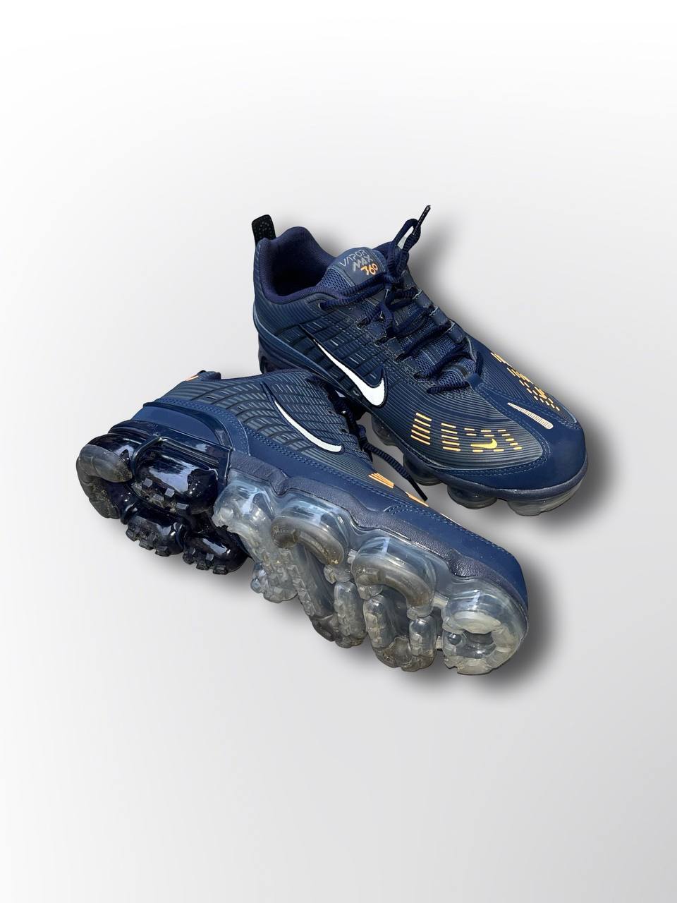 Som nye Nike Vapor Max i 44,5 i mørkeblå med selvlysende logo og detaljer