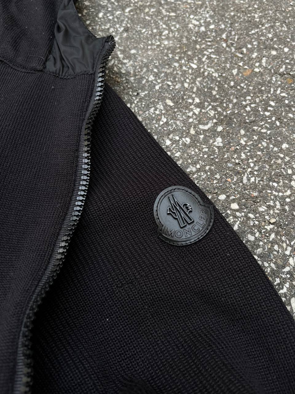 “Brugt Cardigan Moncler MAGLIONE TRICOT CARDIGAN i L Large i Sort Farve”