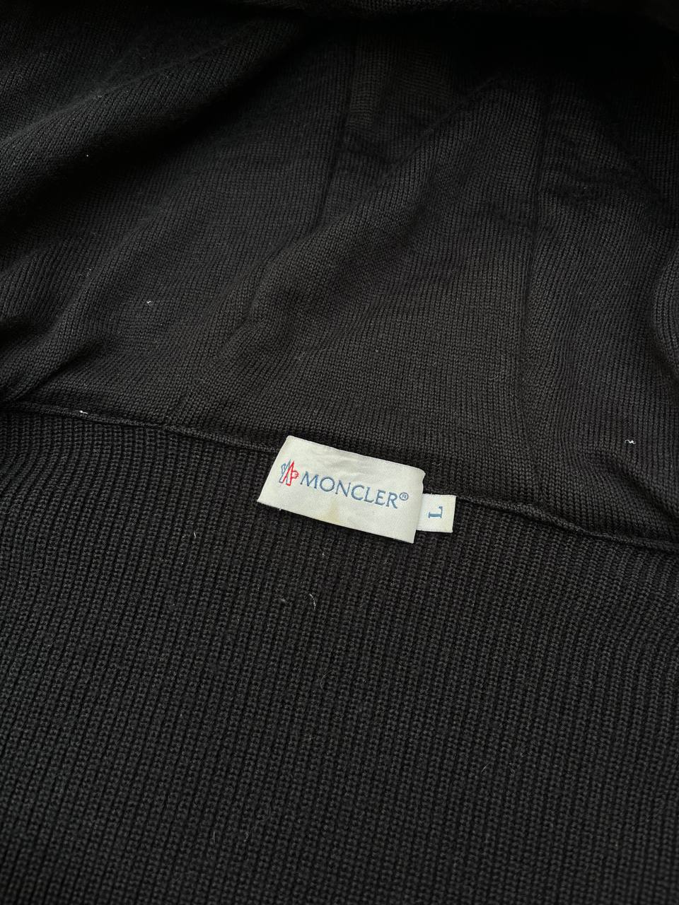 “Brugt Cardigan Moncler MAGLIONE TRICOT CARDIGAN i L Large i Sort Farve”