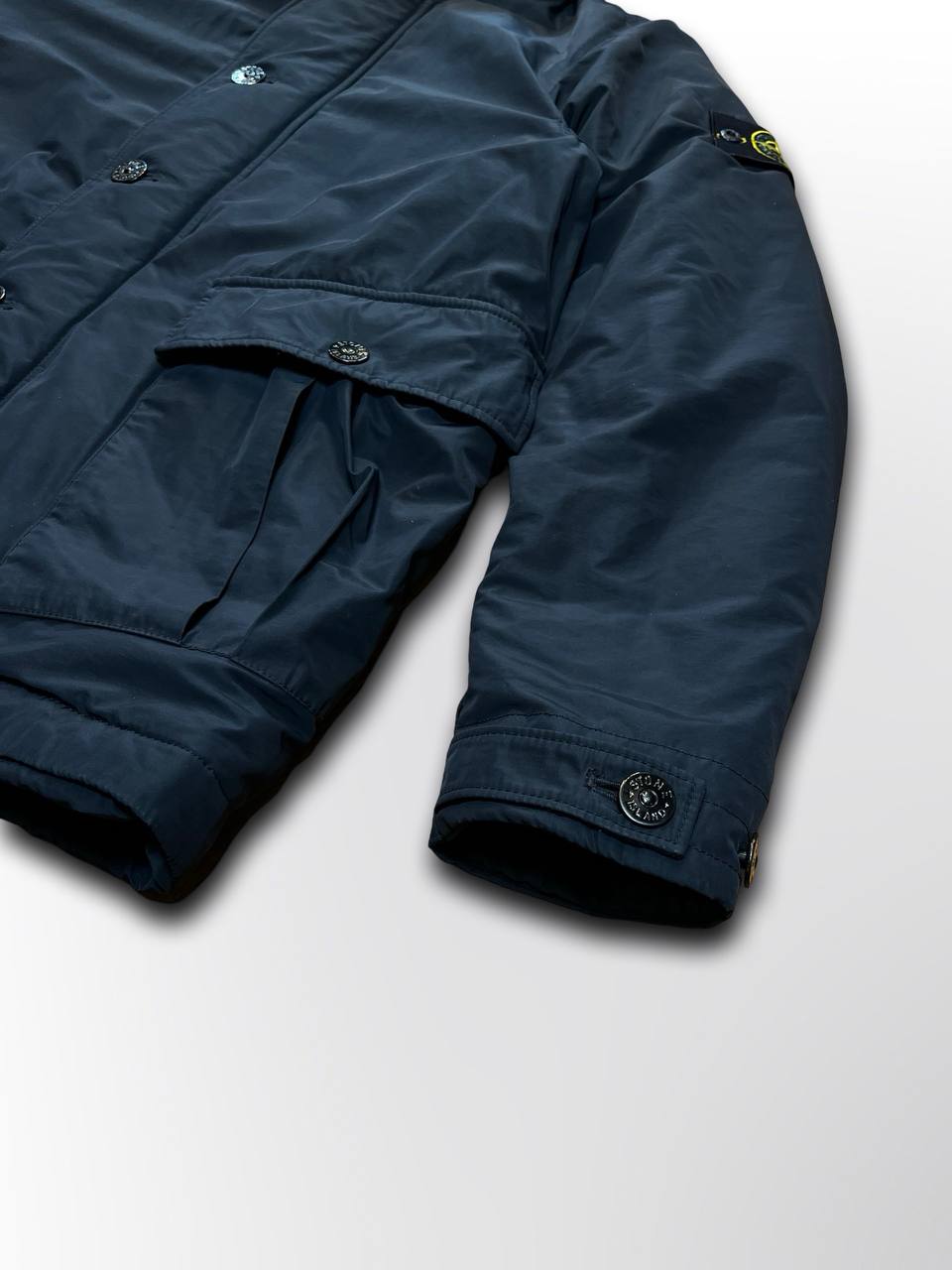 Brugt Vinterjakke Vinterfrakke Stone Island Micro Reps
With Primaloft®
Insulation Technology i mørkeblå M medium mænd.