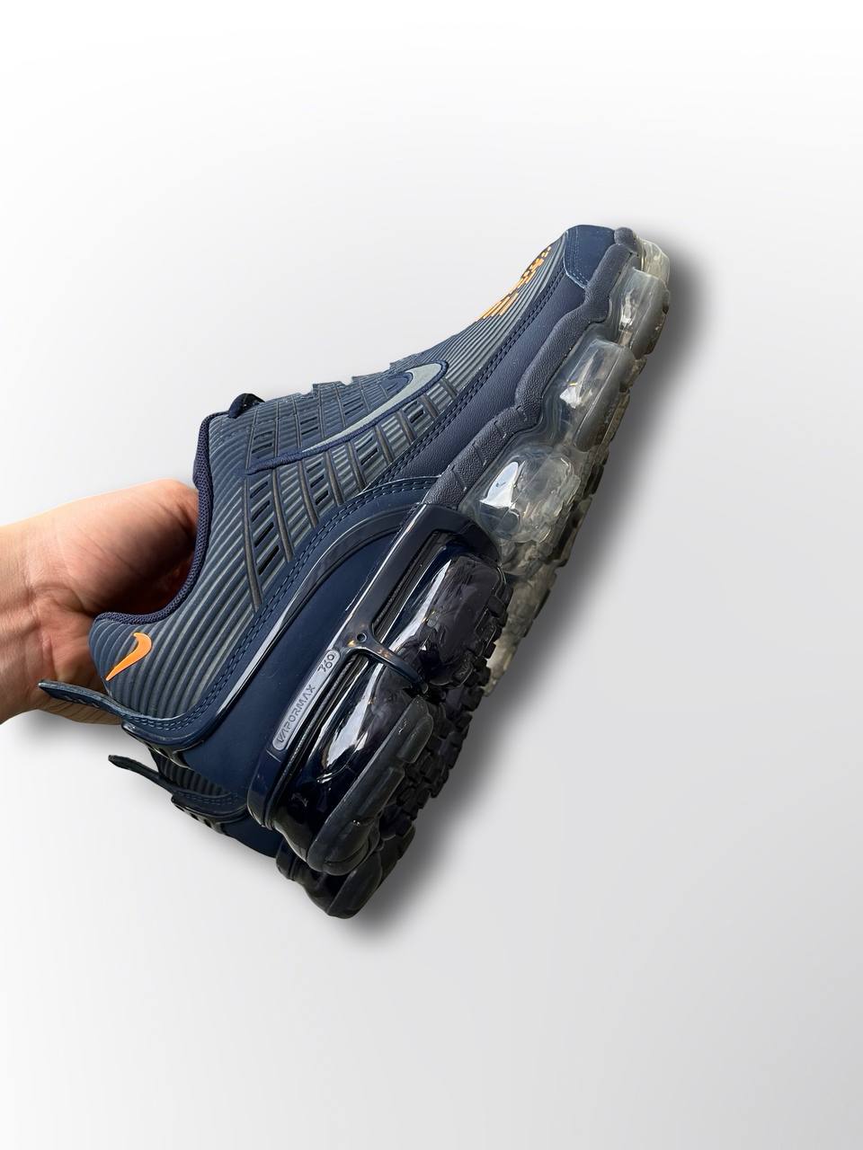 Som nye Nike Vapor Max i 44,5 i mørkeblå med selvlysende logo og detaljer