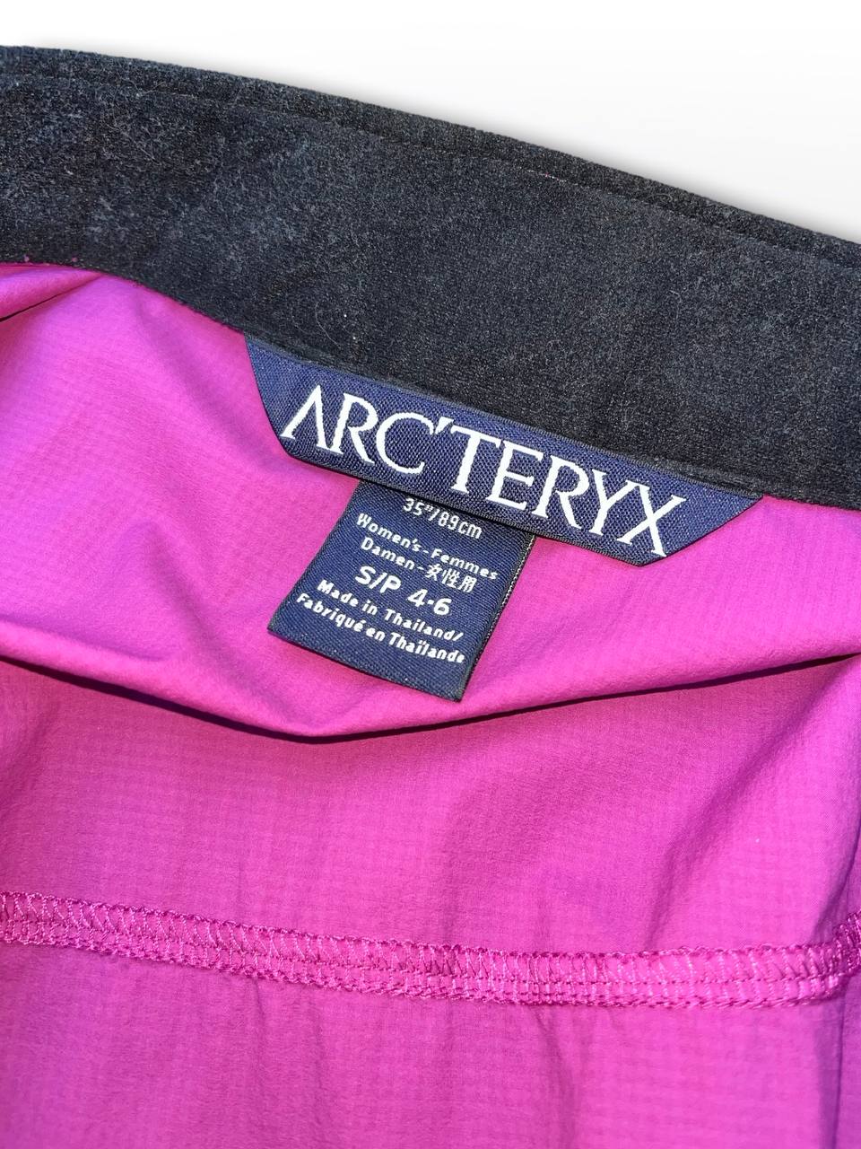 Brugt Used Vindtæt regntæt vest Arc’teryx arcteryx i lilla S small med selvlysende logoer og elastik