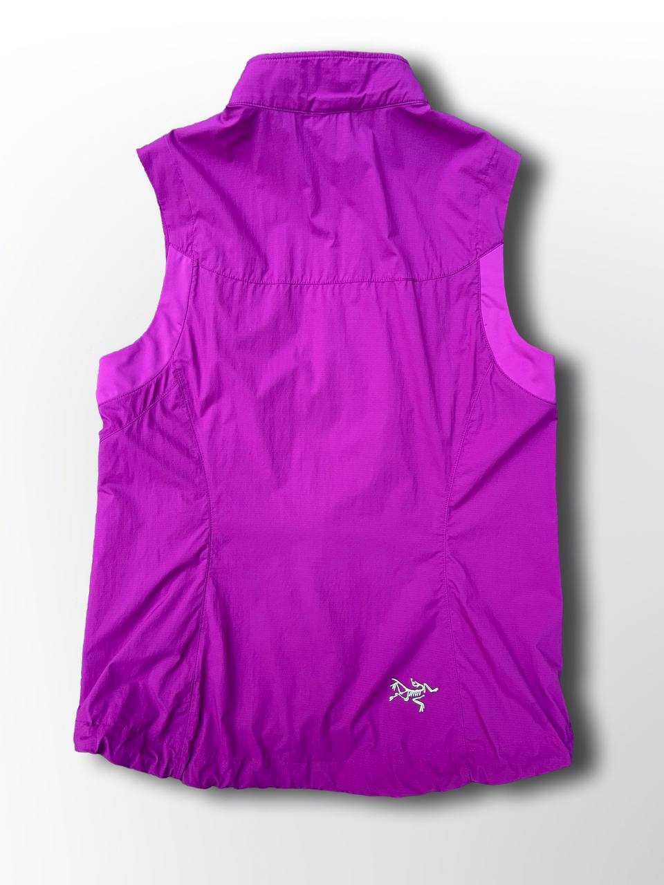 Brugt Used Vindtæt regntæt vest Arc’teryx arcteryx i lilla S small med selvlysende logoer og elastik