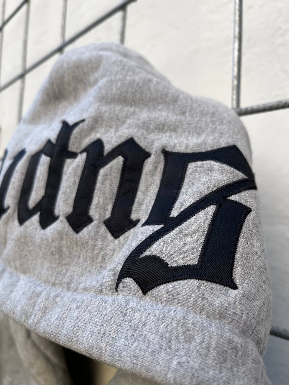 Supreme Old English Zip Up Hoodie Hættetrøje med Lynlås i Grå L large
