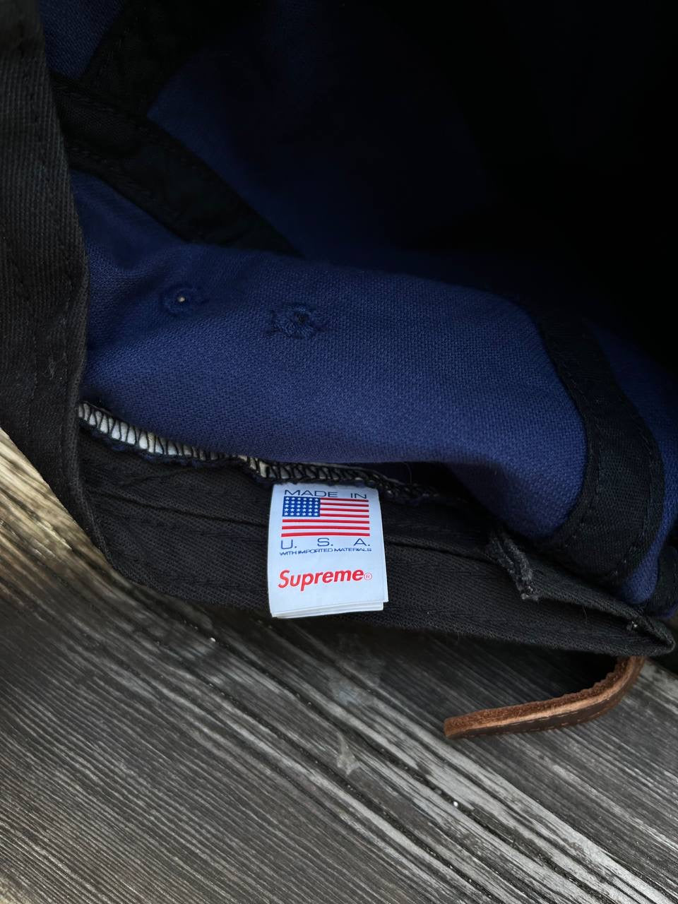 Supreme Cap i Navy Mørkeblå One Size