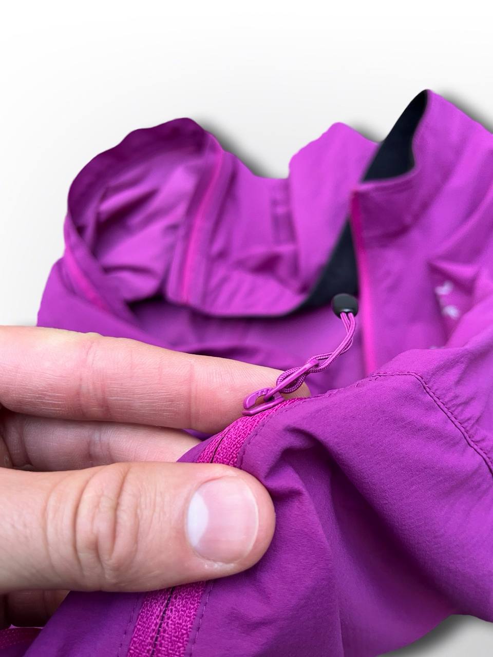 Brugt Used Vindtæt regntæt vest Arc’teryx arcteryx i lilla S small med selvlysende logoer og elastik