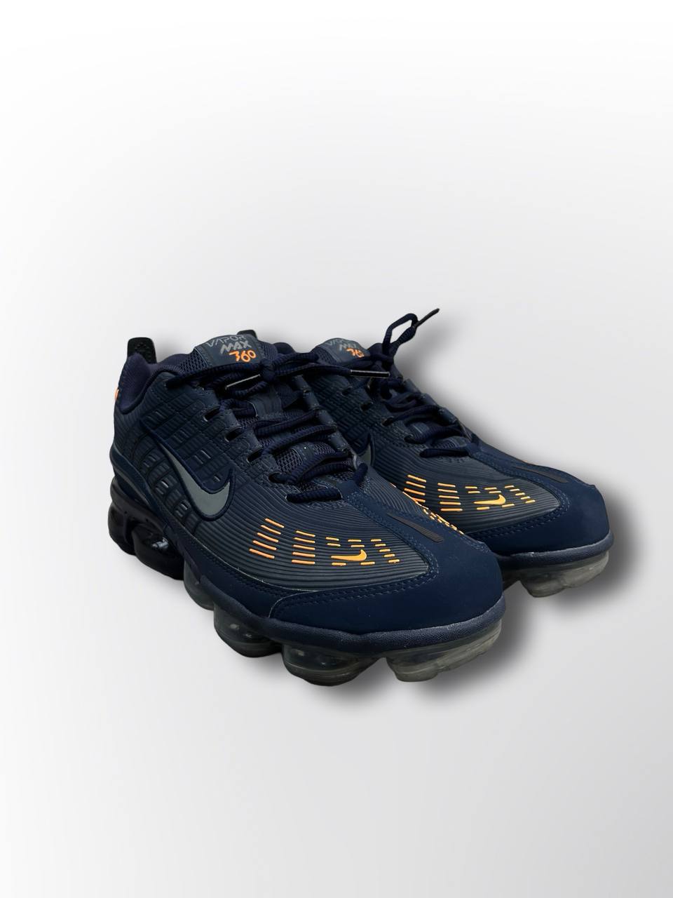 Som nye Nike Vapor Max i 44,5 i mørkeblå med selvlysende logo og detaljer