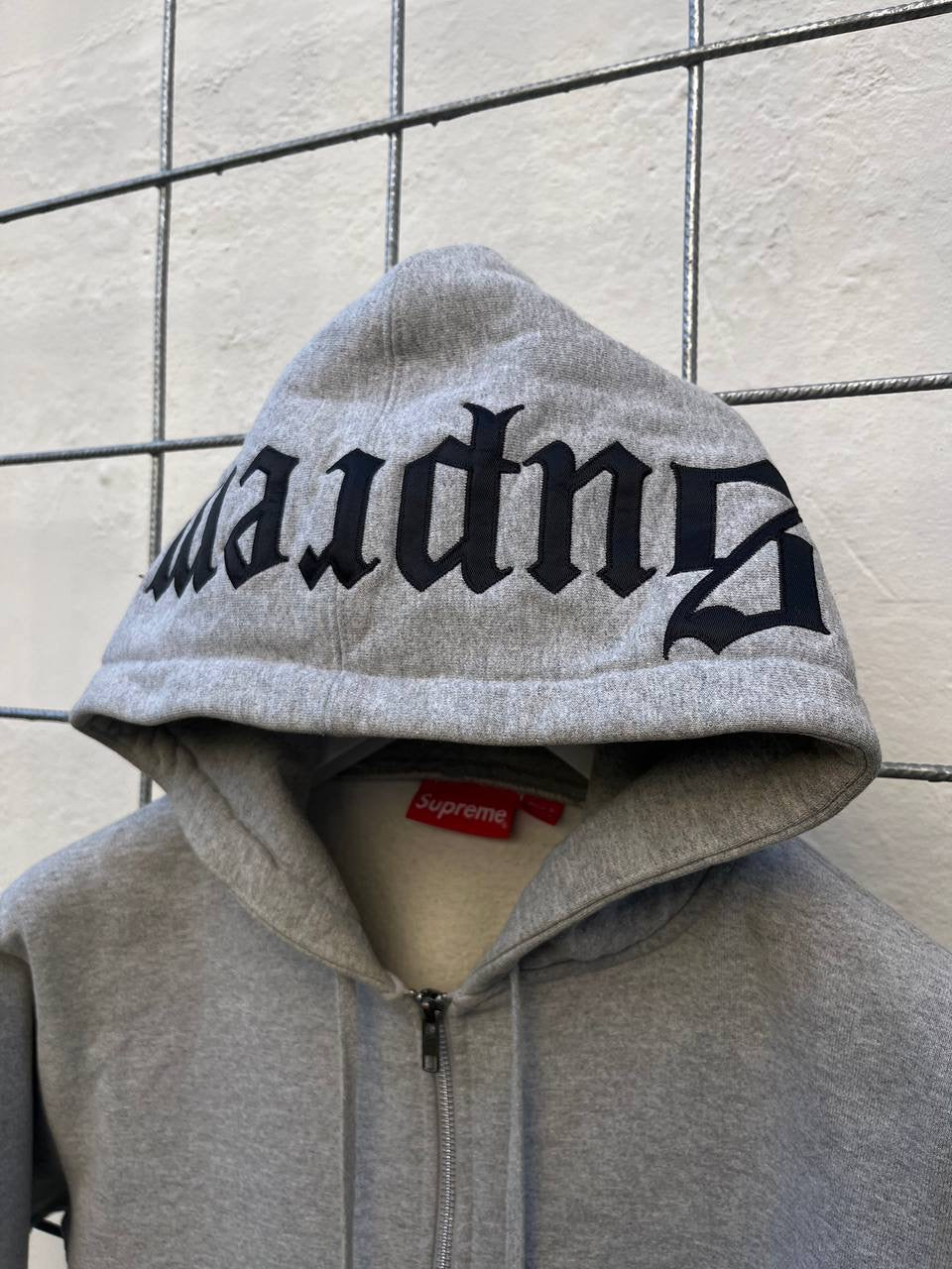 Supreme Old English Zip Up Hoodie Hættetrøje med Lynlås i Grå L large