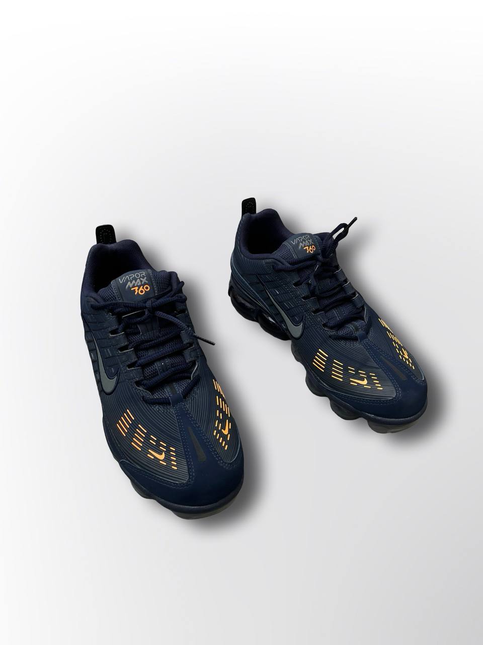 Som nye Nike Vapor Max i 44,5 i mørkeblå med selvlysende logo og detaljer