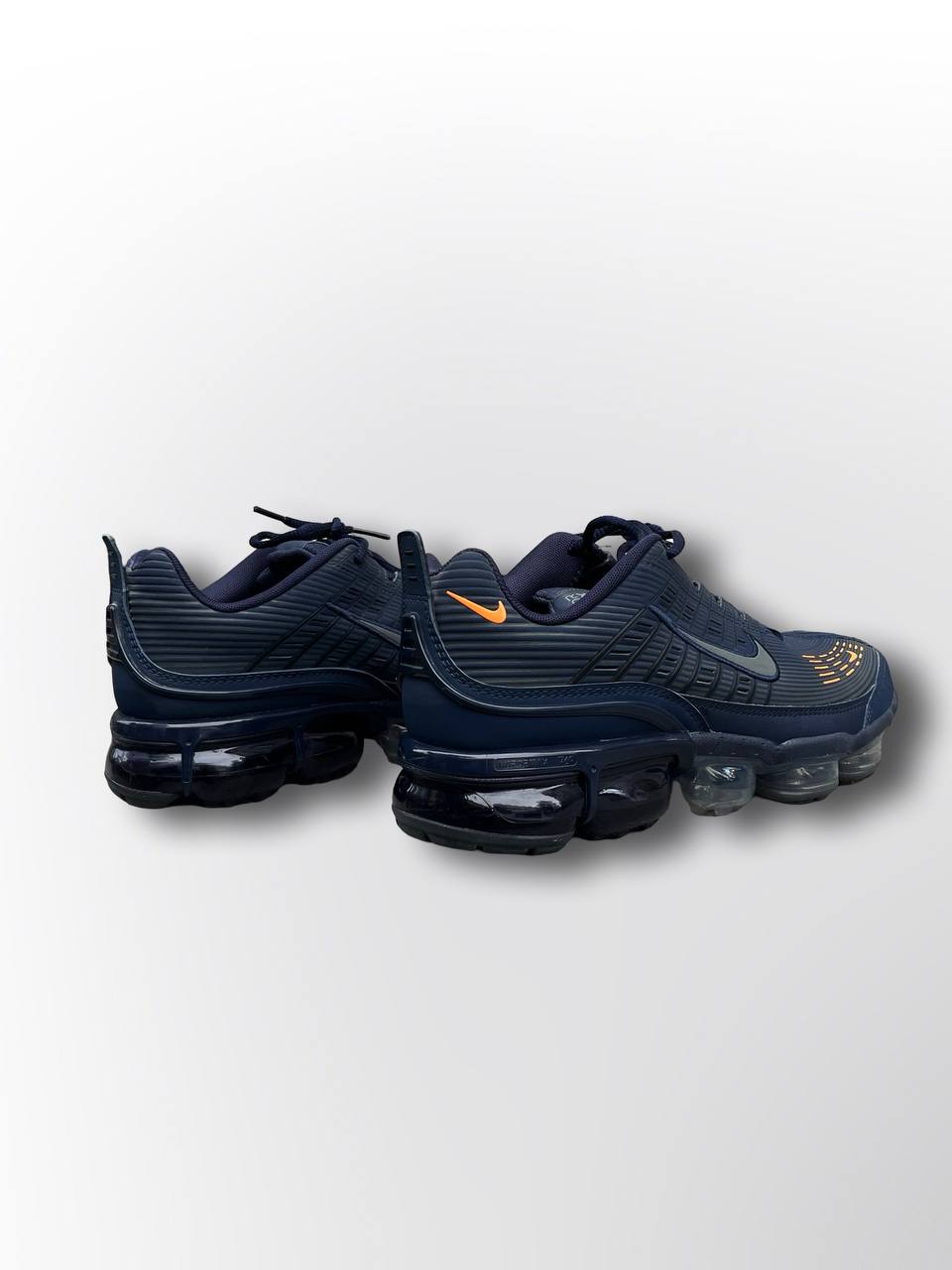 Som nye Nike Vapor Max i 44,5 i mørkeblå med selvlysende logo og detaljer