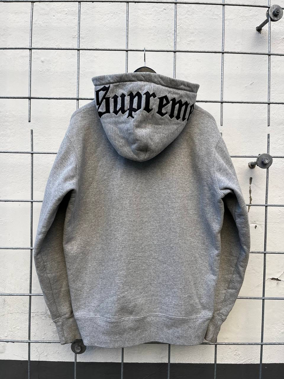 Supreme Old English Zip Up Hoodie Hættetrøje med Lynlås i Grå L large