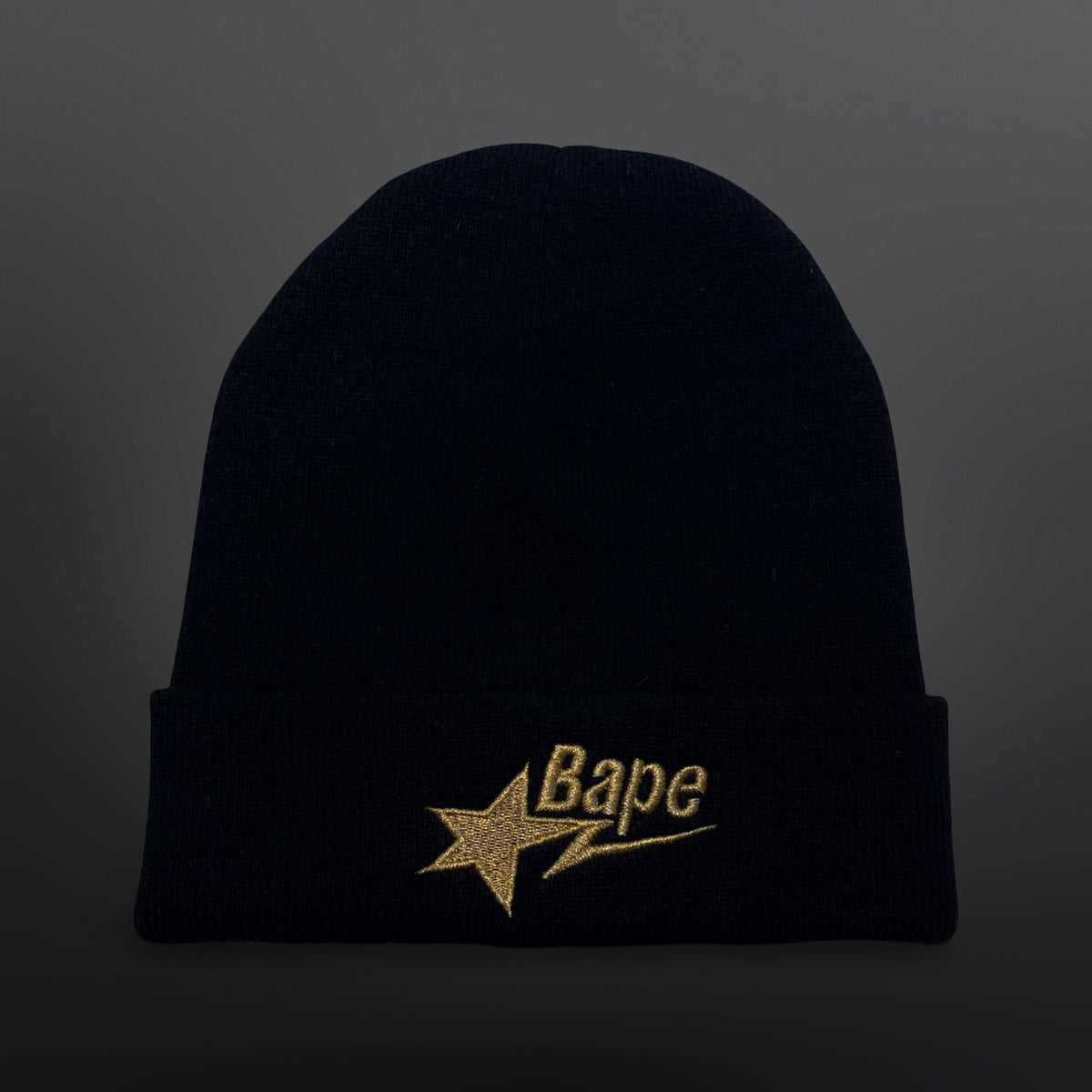 Sort BAPE strikhue med ombuk og guldfarvet broderet Bape-stjernelogo