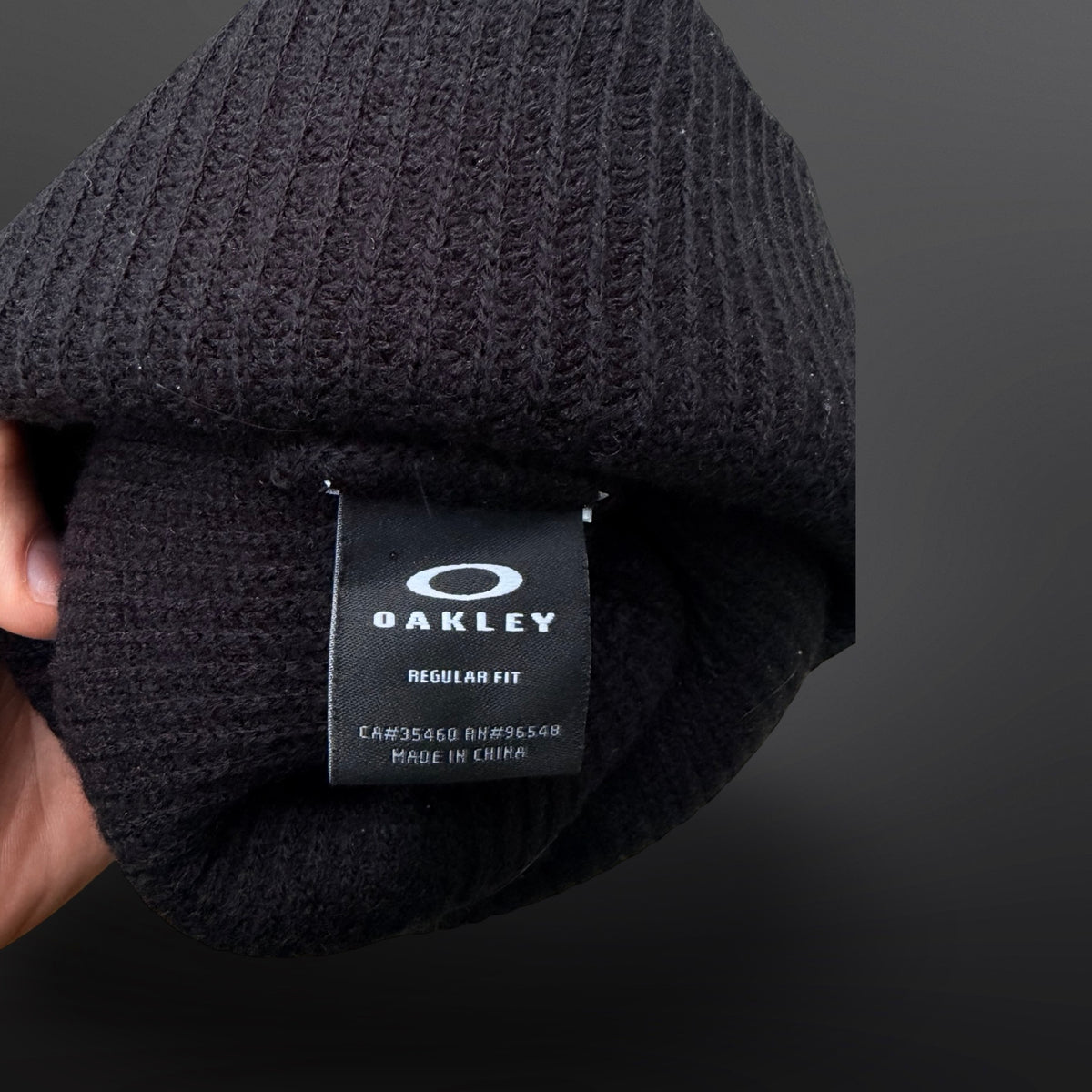 Indvendigt Oakley-mærke med Regular Fit i den sorte ribstrikkede hue